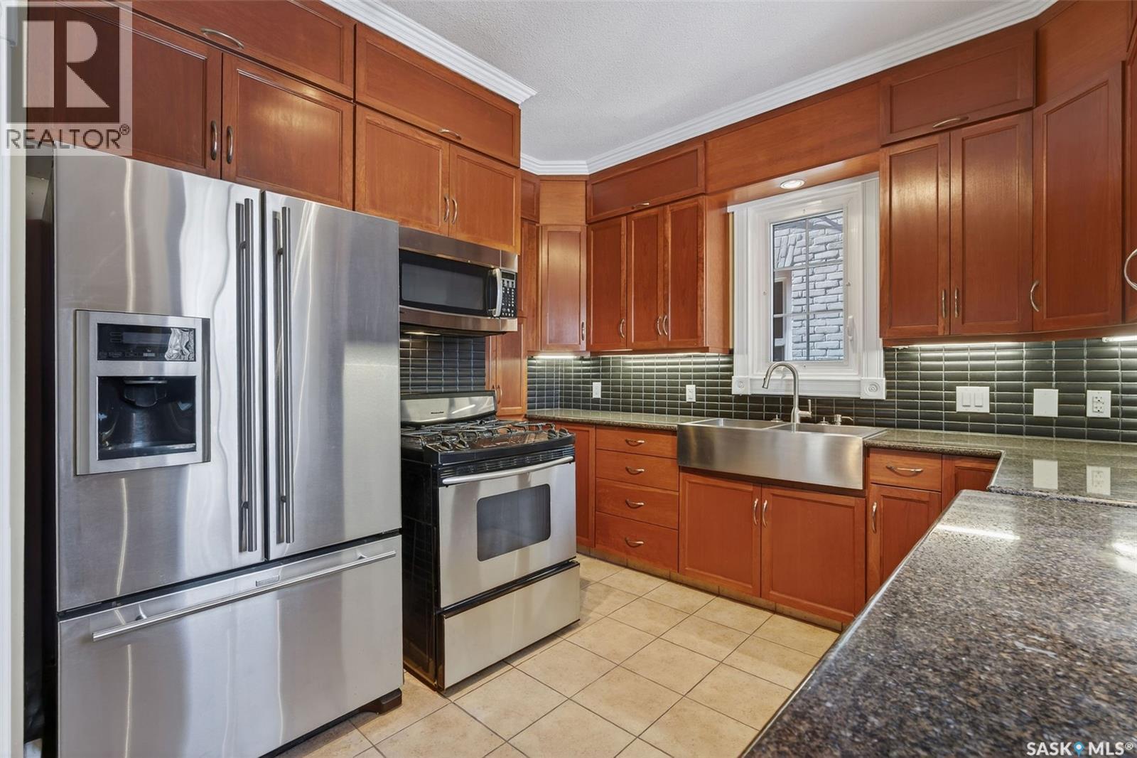 408 10Th Street E, Prince Albert, SK - Indoor Photo Showing Kitchen With Stainless Steel Kitchen