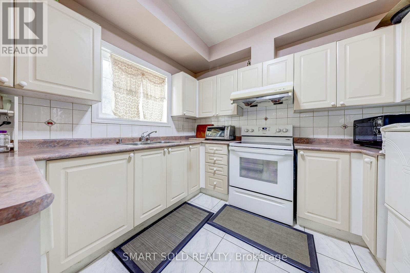 84 - 190 Harding Boulevard W, Richmond Hill, ON - Indoor Photo Showing Kitchen With Double Sink