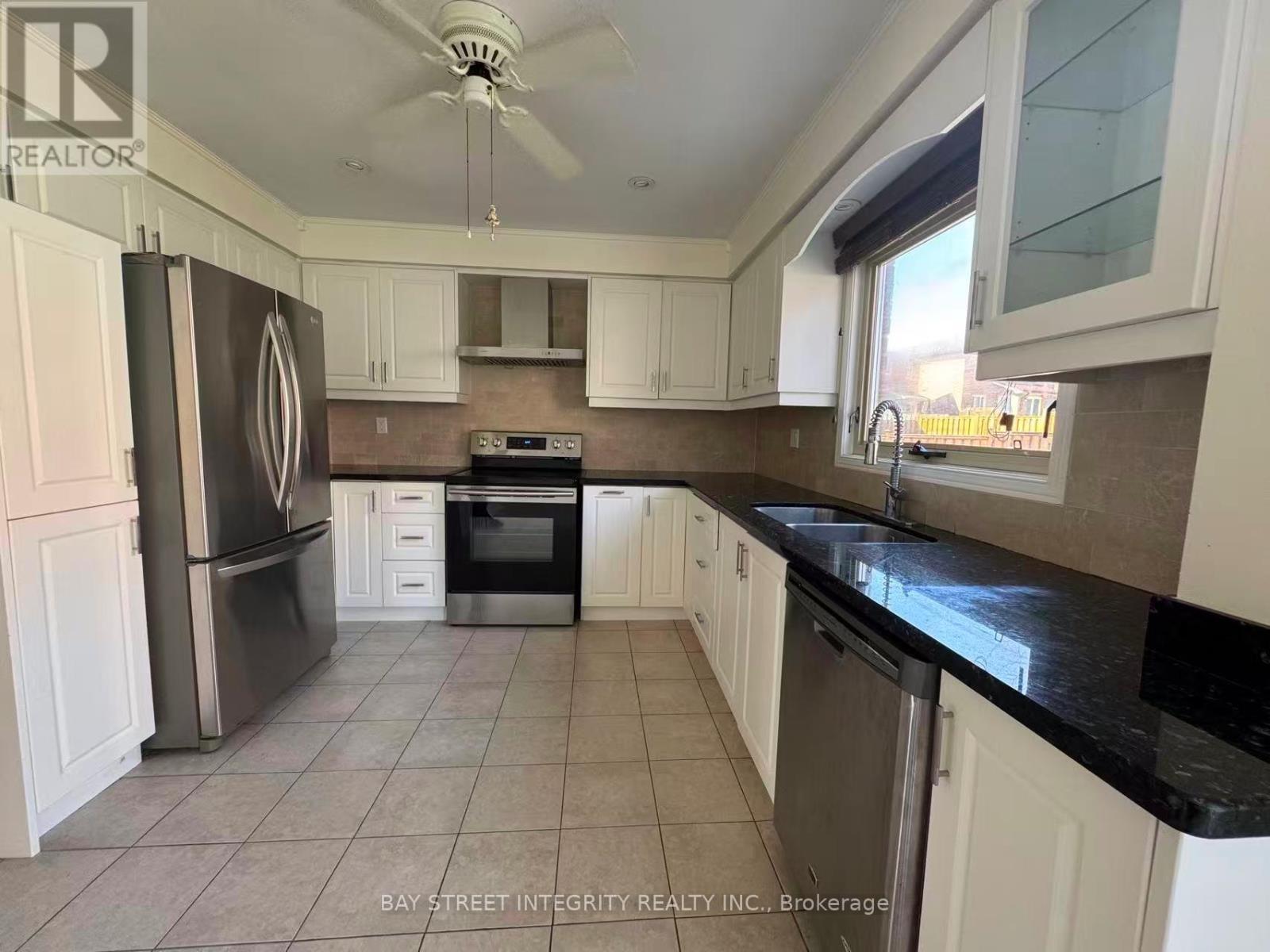 4255 Wakefield Crescent, Mississauga, ON - Indoor Photo Showing Kitchen With Double Sink With Upgraded Kitchen