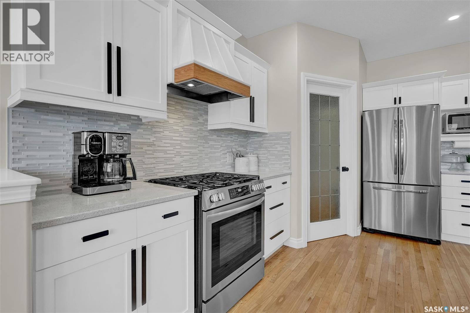 28 Emerald Creek Drive, White City, SK - Indoor Photo Showing Kitchen With Upgraded Kitchen