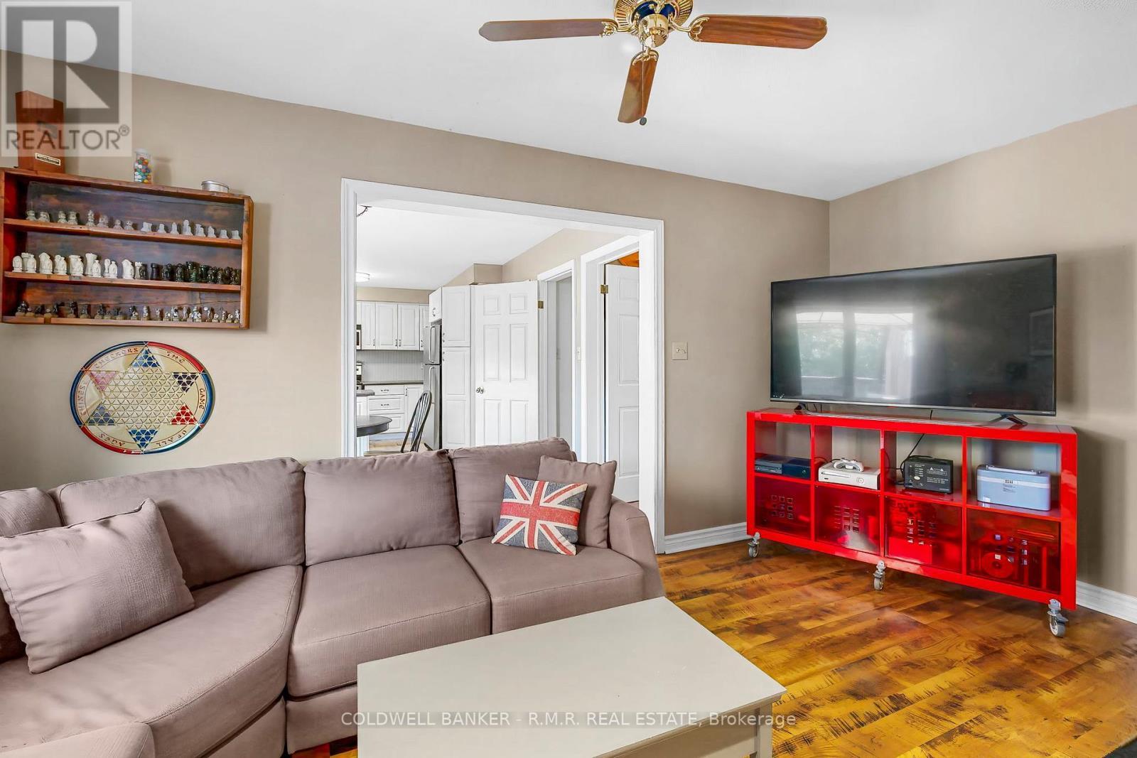 24 Testa Road, Uxbridge, ON - Indoor Photo Showing Living Room