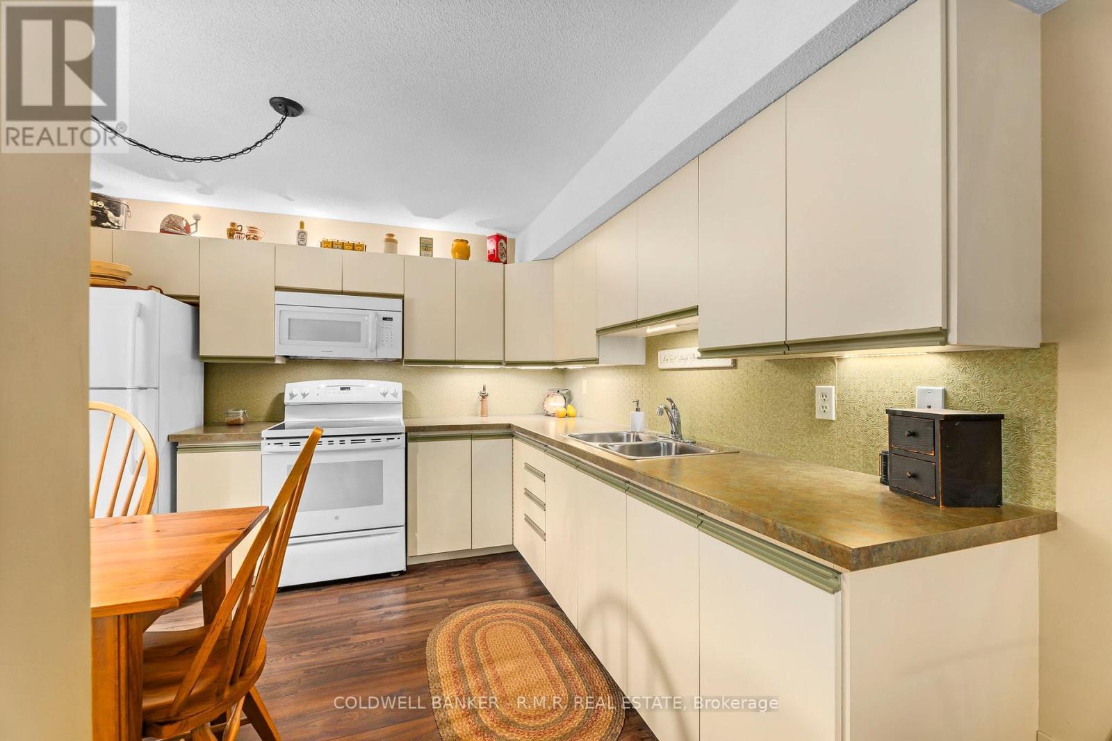 Lower Level In-law Suite - 24 Testa Road, Uxbridge, ON - Indoor Photo Showing Kitchen With Double Sink