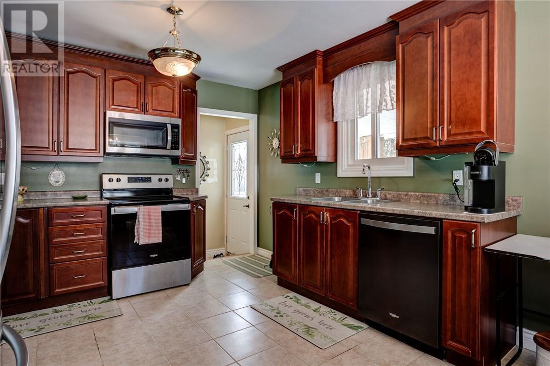 77 Third Avenue, Lively, ON - Indoor Photo Showing Kitchen With Double Sink