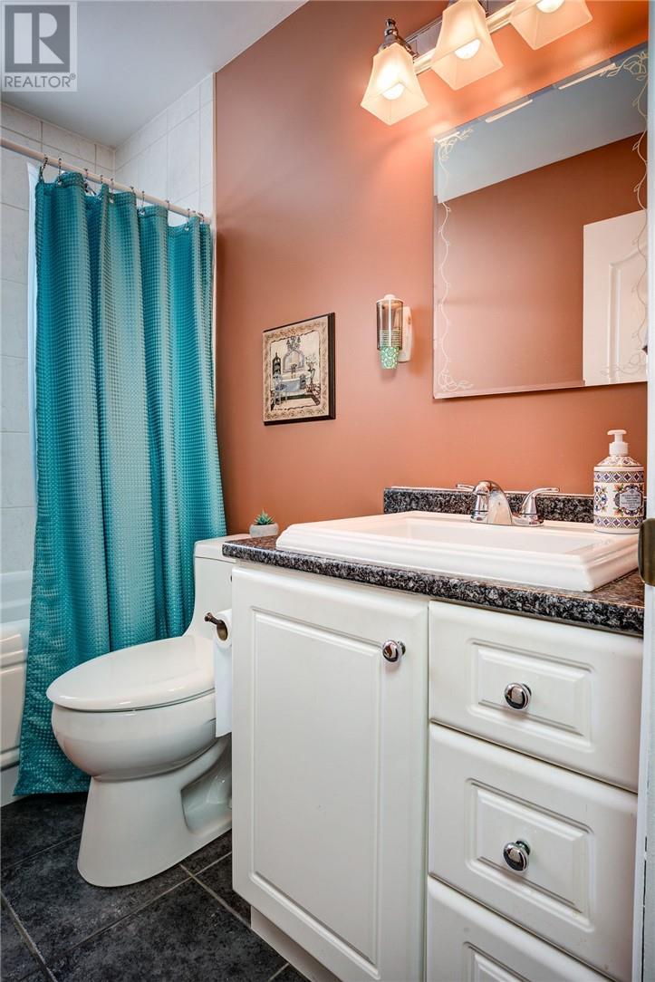 77 Third Avenue, Lively, ON - Indoor Photo Showing Bathroom