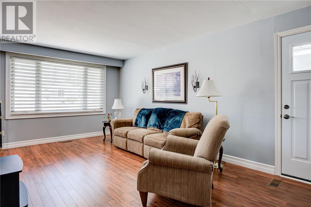 77 Third Avenue, Lively, ON - Indoor Photo Showing Living Room