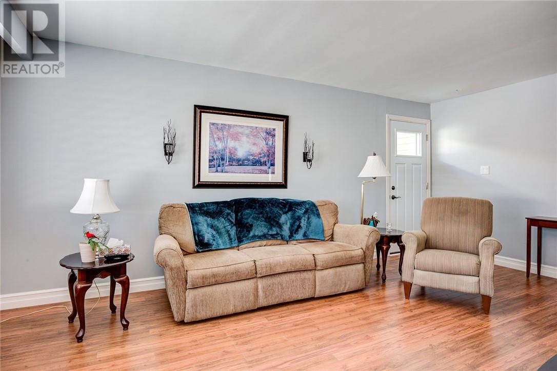 77 Third Avenue, Lively, ON - Indoor Photo Showing Living Room