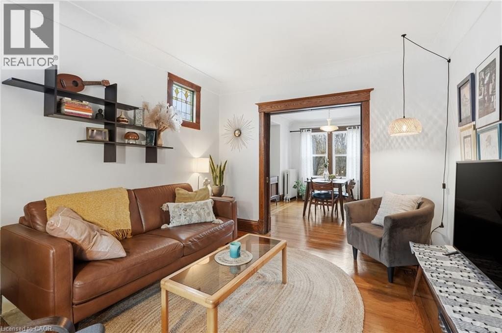 1 Rutherford Avenue, Hamilton, ON - Indoor Photo Showing Living Room