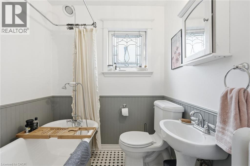 1 Rutherford Avenue, Hamilton, ON - Indoor Photo Showing Bathroom