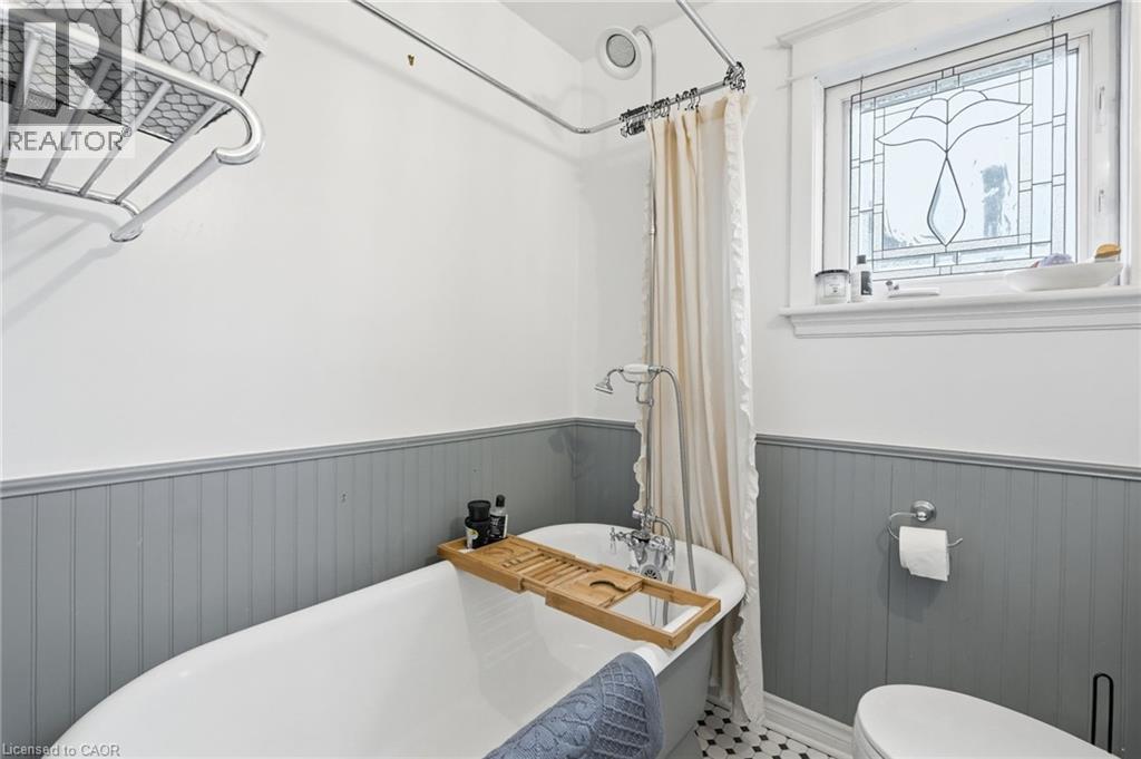 1 Rutherford Avenue, Hamilton, ON - Indoor Photo Showing Bathroom
