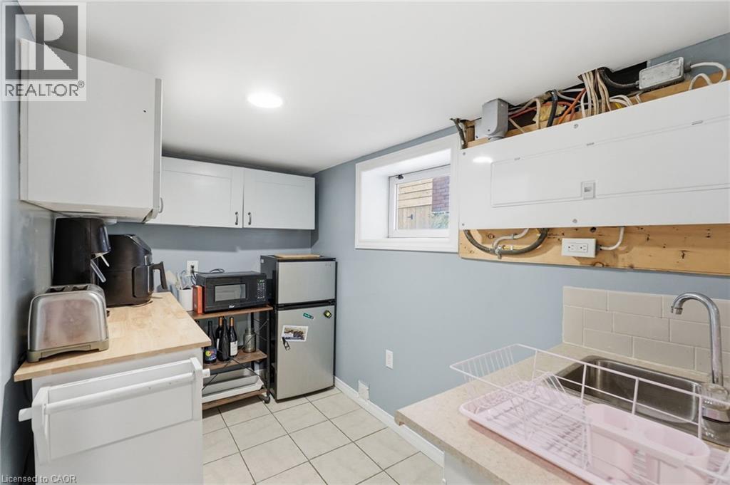 1 Rutherford Avenue, Hamilton, ON - Indoor Photo Showing Kitchen