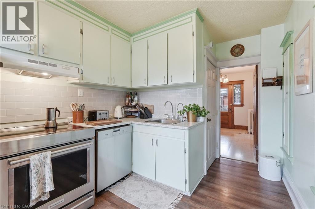 1 Rutherford Avenue, Hamilton, ON - Indoor Photo Showing Kitchen
