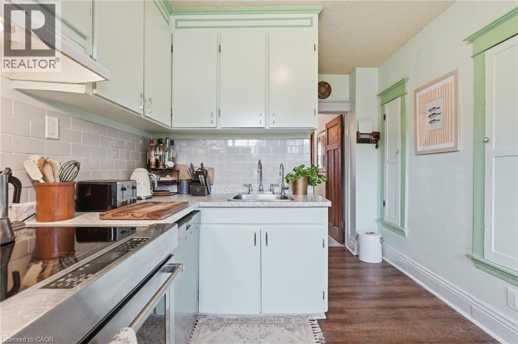 1 Rutherford Avenue, Hamilton, ON - Indoor Photo Showing Kitchen