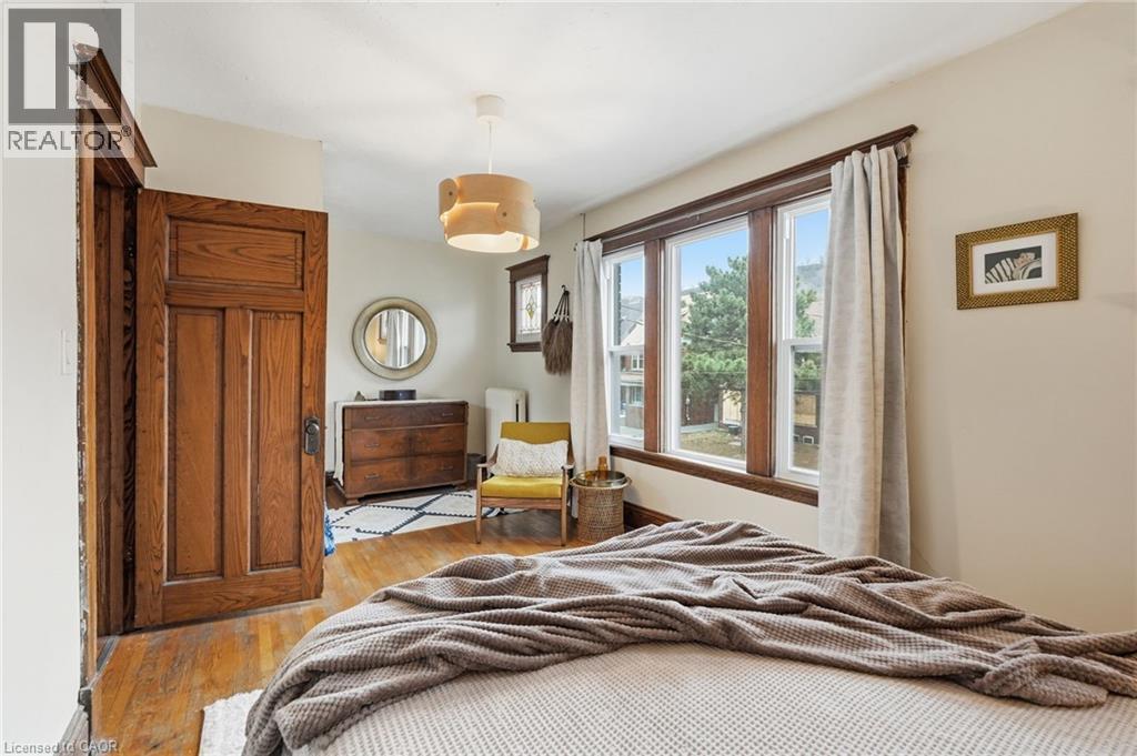 1 Rutherford Avenue, Hamilton, ON - Indoor Photo Showing Bedroom
