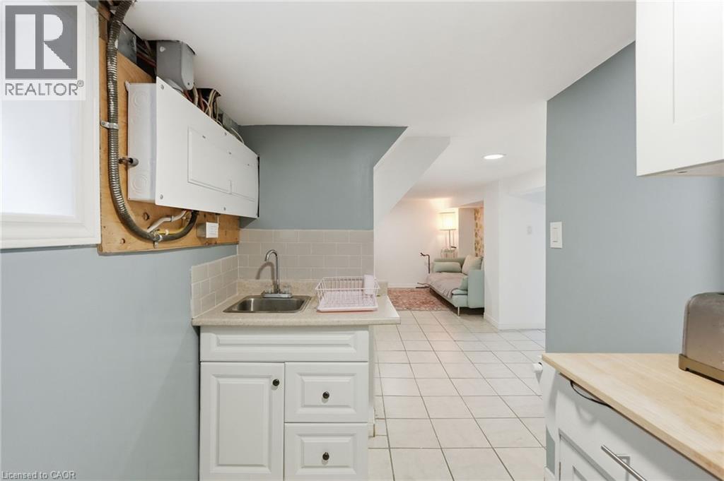 1 Rutherford Avenue, Hamilton, ON - Indoor Photo Showing Kitchen