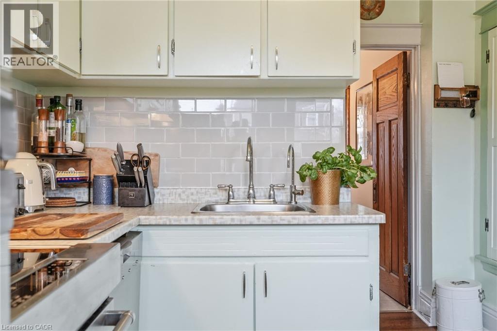 1 Rutherford Avenue, Hamilton, ON - Indoor Photo Showing Kitchen