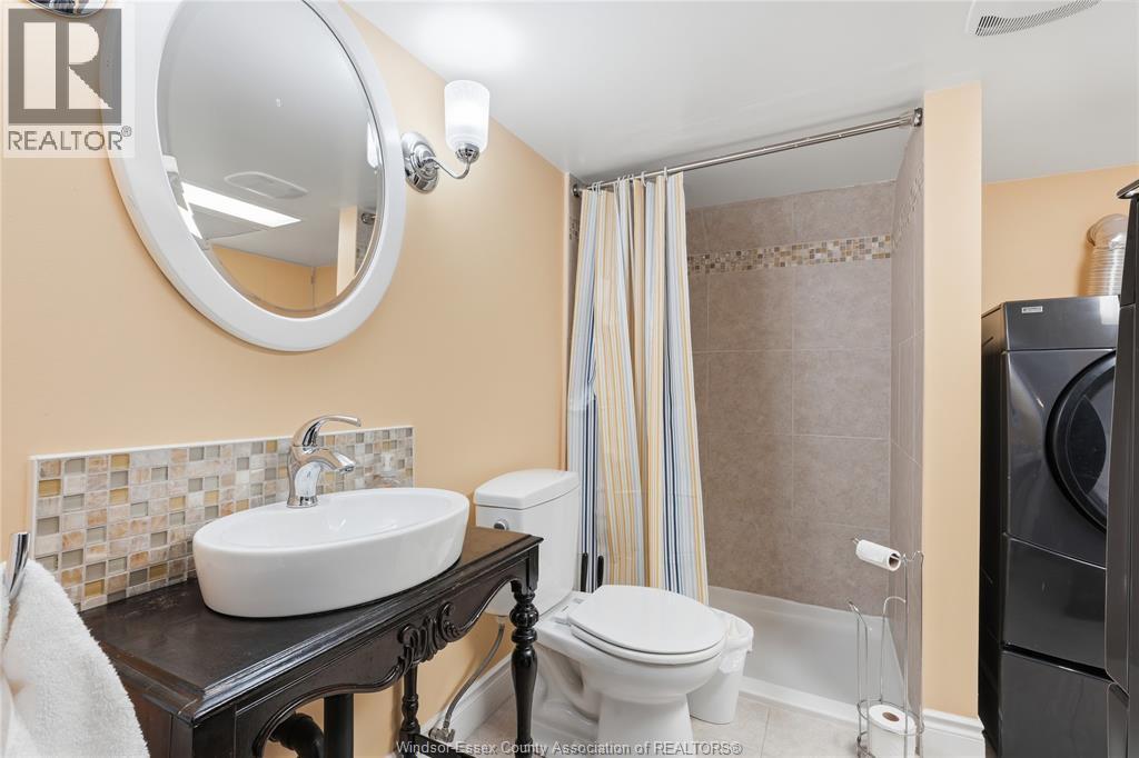 2146 Windermere, Windsor, ON - Indoor Photo Showing Bathroom