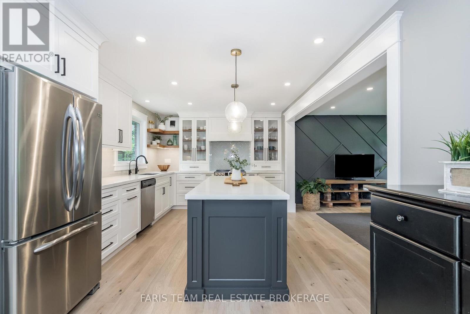 8 Malta Crescent, Springwater, ON - Indoor Photo Showing Kitchen With Upgraded Kitchen