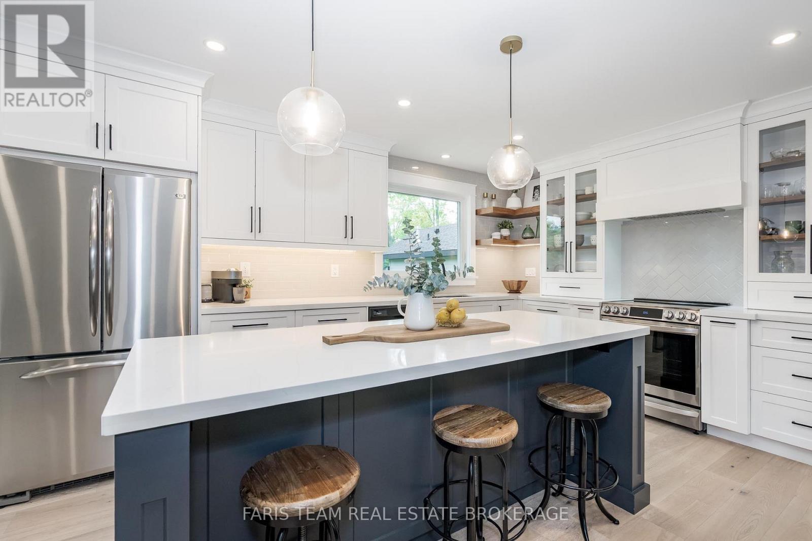 8 Malta Crescent, Springwater, ON - Indoor Photo Showing Kitchen With Upgraded Kitchen