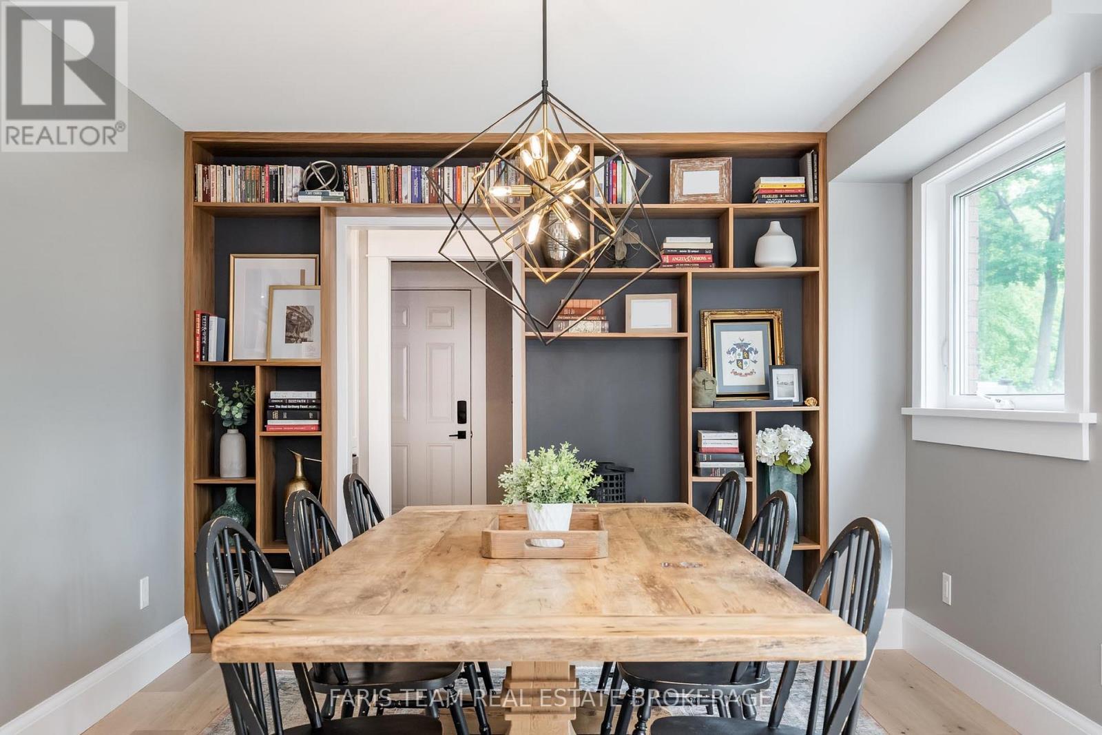8 Malta Crescent, Springwater, ON - Indoor Photo Showing Dining Room