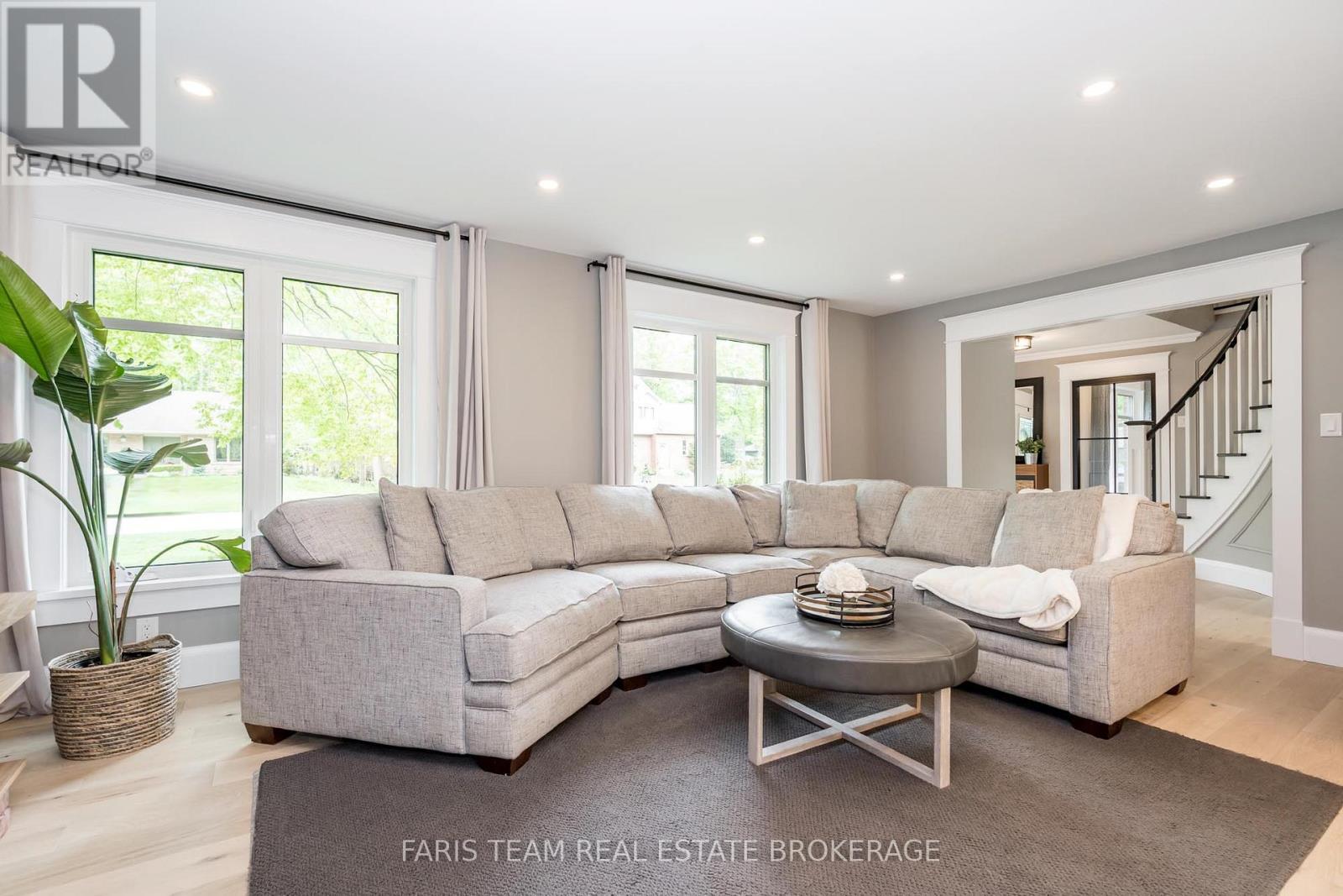 8 Malta Crescent, Springwater, ON - Indoor Photo Showing Living Room