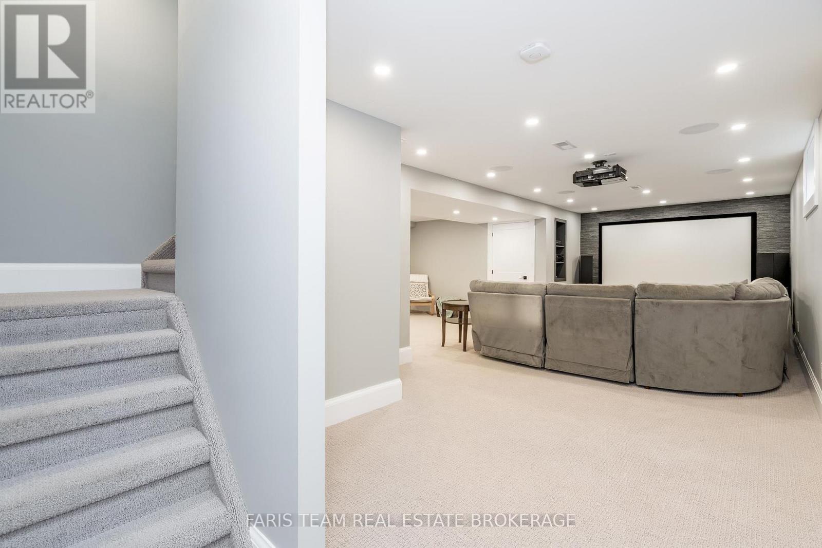 8 Malta Crescent, Springwater, ON - Indoor Photo Showing Other Room