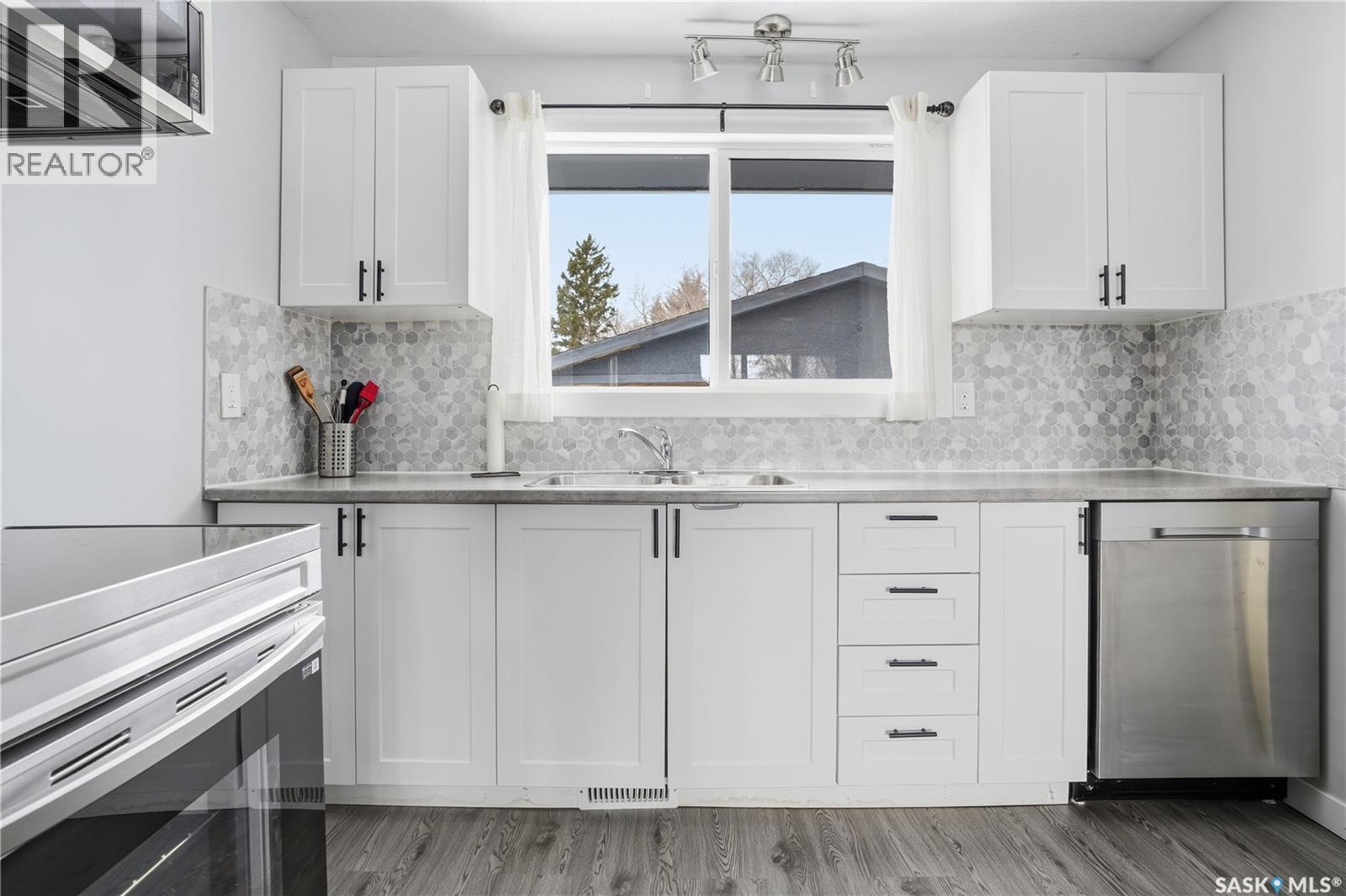 68 Young Crescent, Regina, SK - Indoor Photo Showing Kitchen