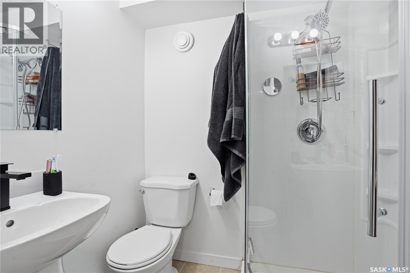 68 Young Crescent, Regina, SK - Indoor Photo Showing Bathroom
