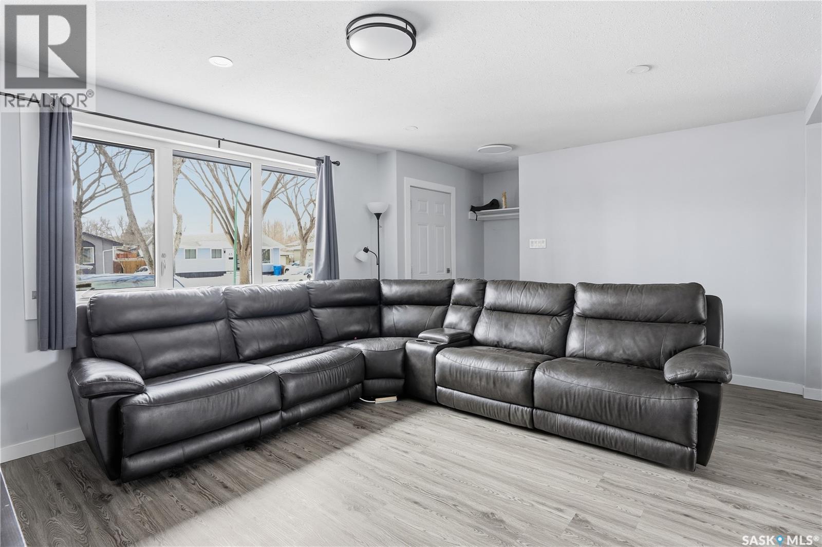68 Young Crescent, Regina, SK - Indoor Photo Showing Living Room