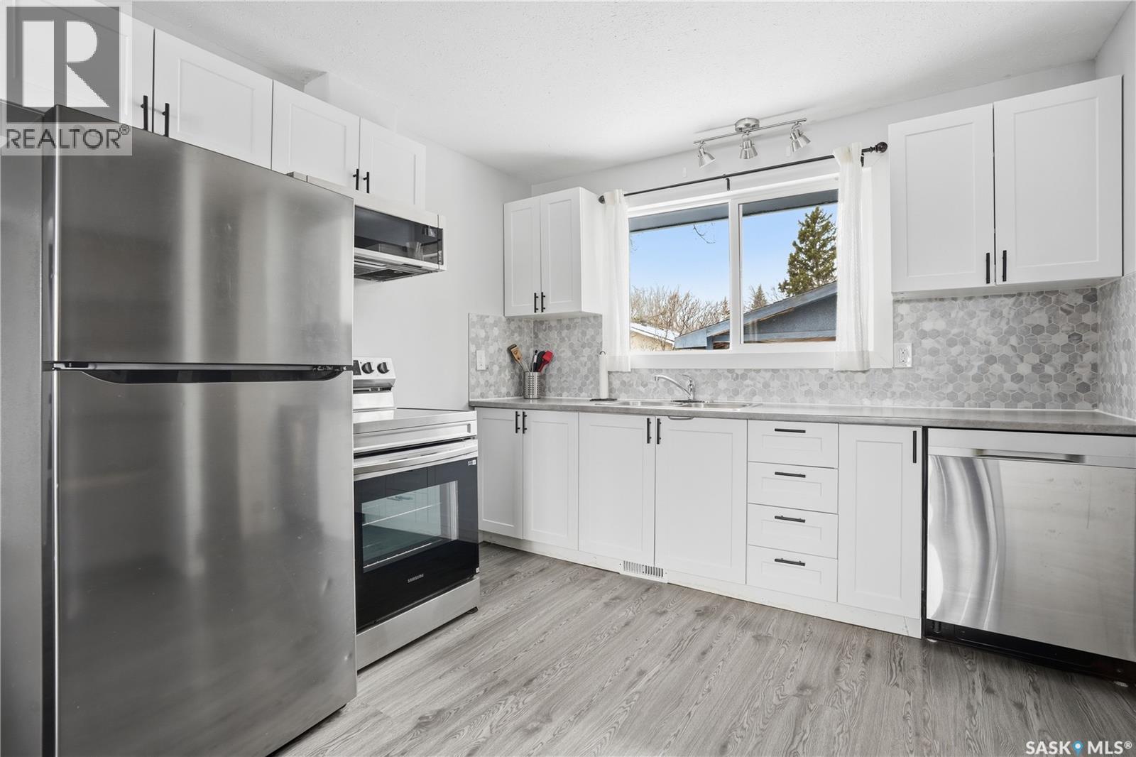 68 Young Crescent, Regina, SK - Indoor Photo Showing Kitchen With Upgraded Kitchen