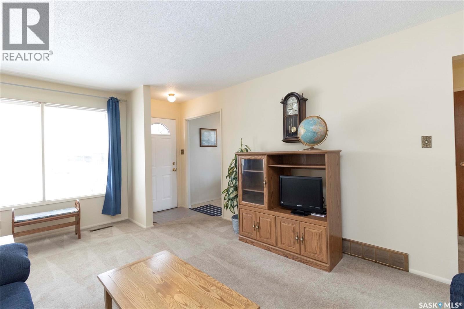 24 Anderson Crescent, Saskatoon, SK - Indoor Photo Showing Living Room
