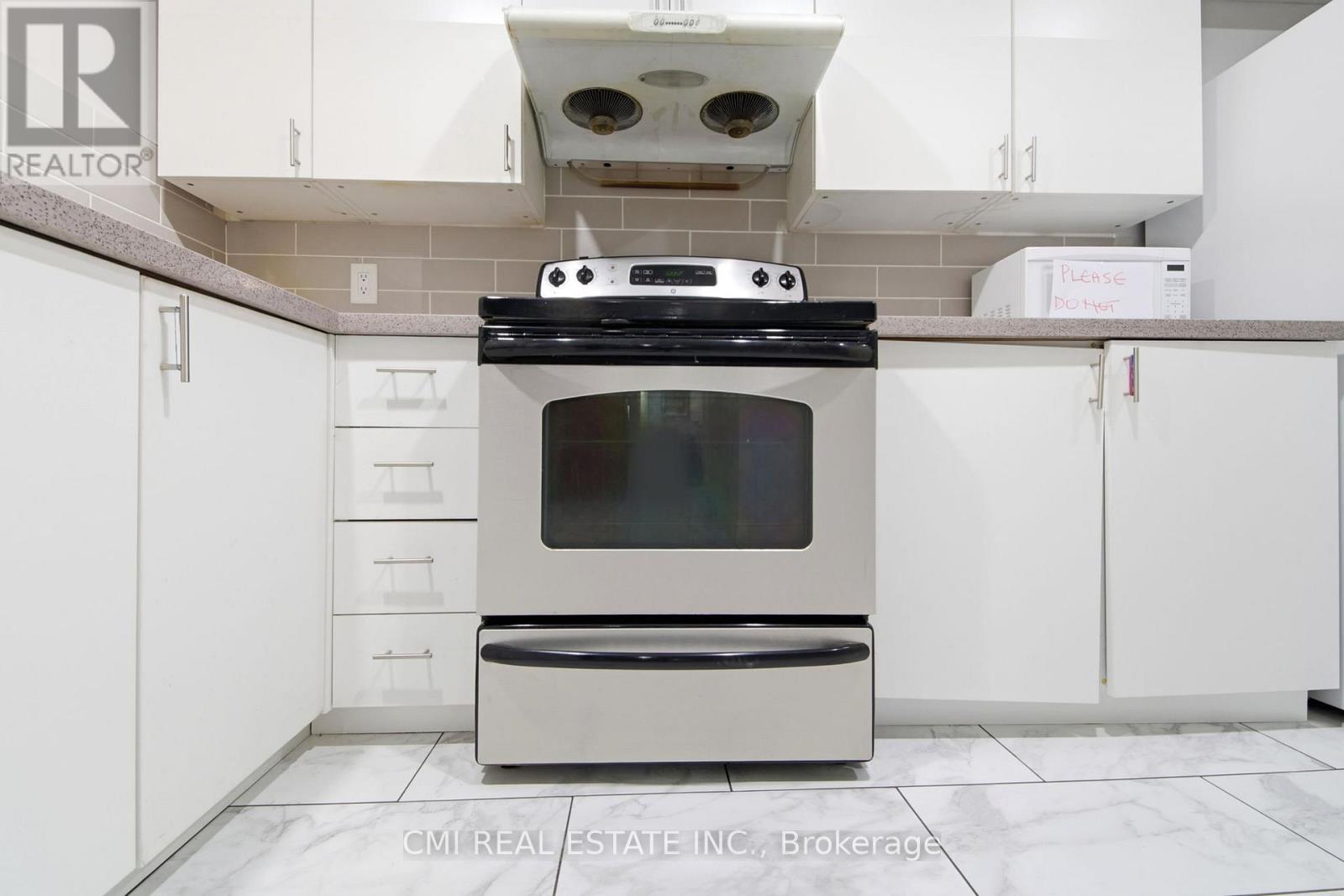 3 Forest Point Drive, Toronto, ON - Indoor Photo Showing Kitchen