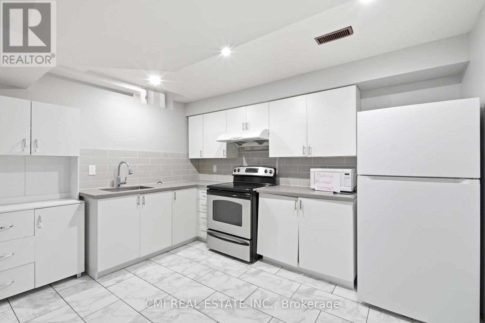 3 Forest Point Drive, Toronto, ON - Indoor Photo Showing Kitchen