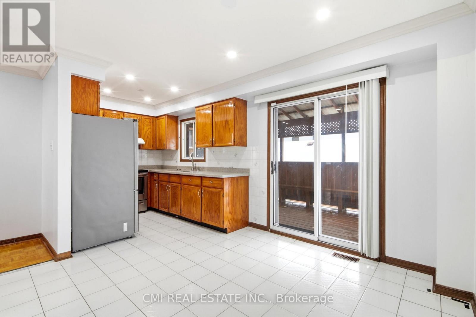 3 Forest Point Drive, Toronto, ON - Indoor Photo Showing Kitchen