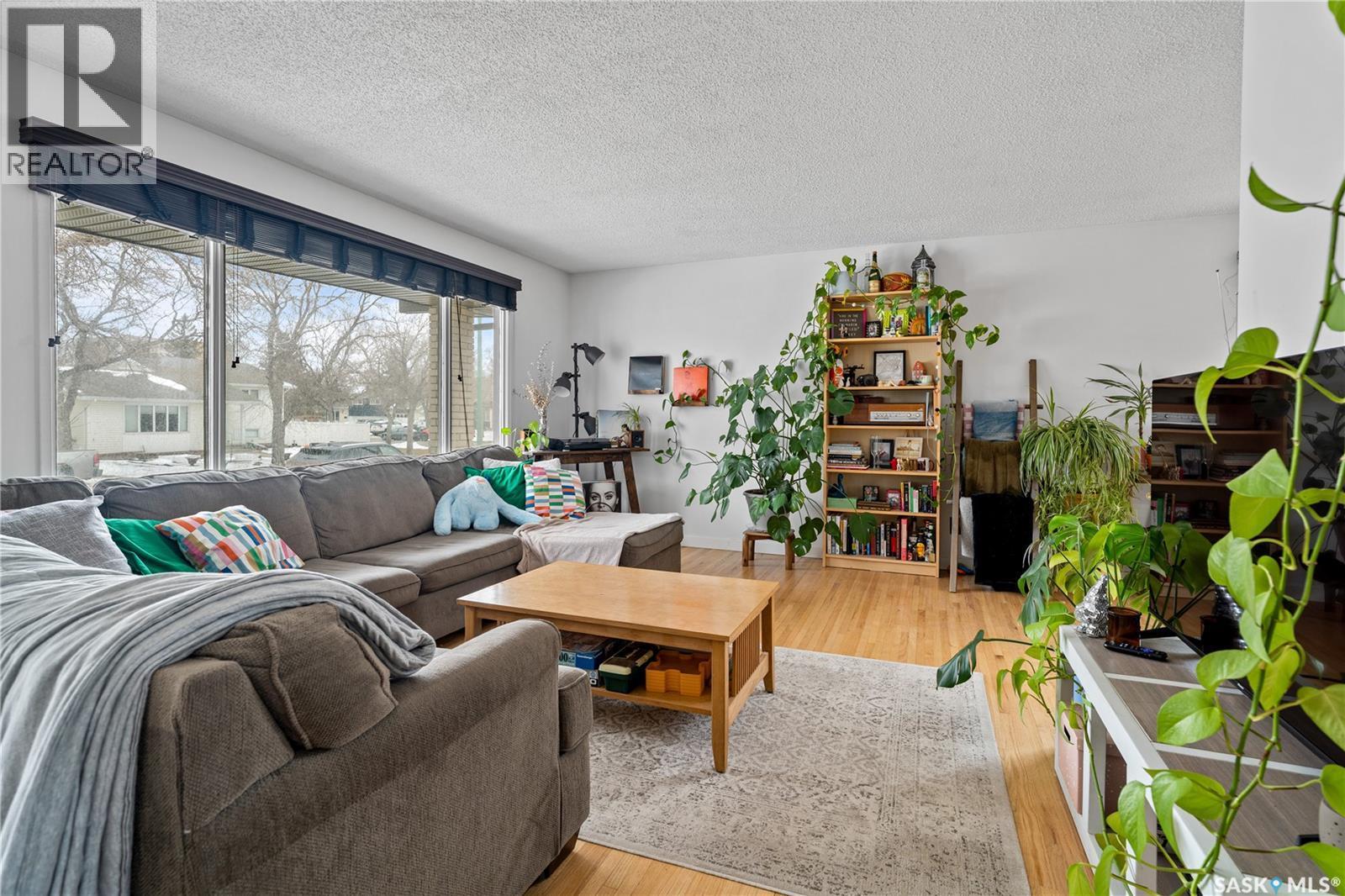 78 Wood Crescent, Regina, SK - Indoor Photo Showing Living Room
