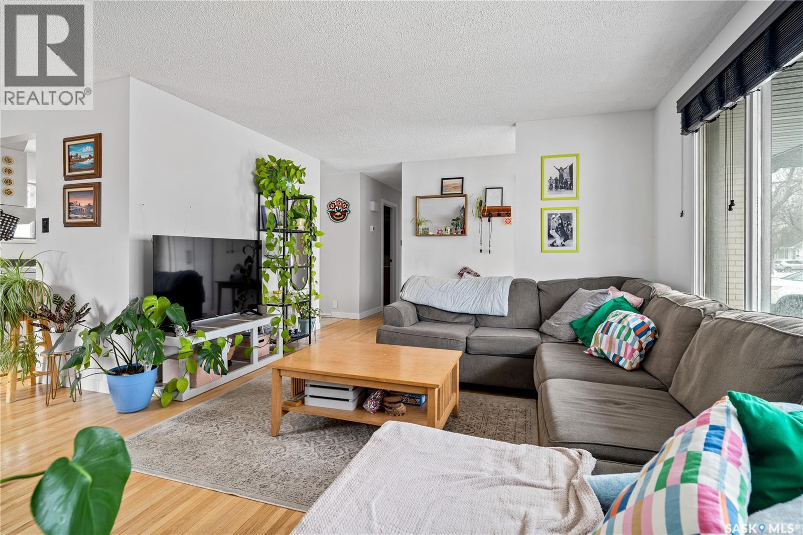 78 Wood Crescent, Regina, SK - Indoor Photo Showing Living Room