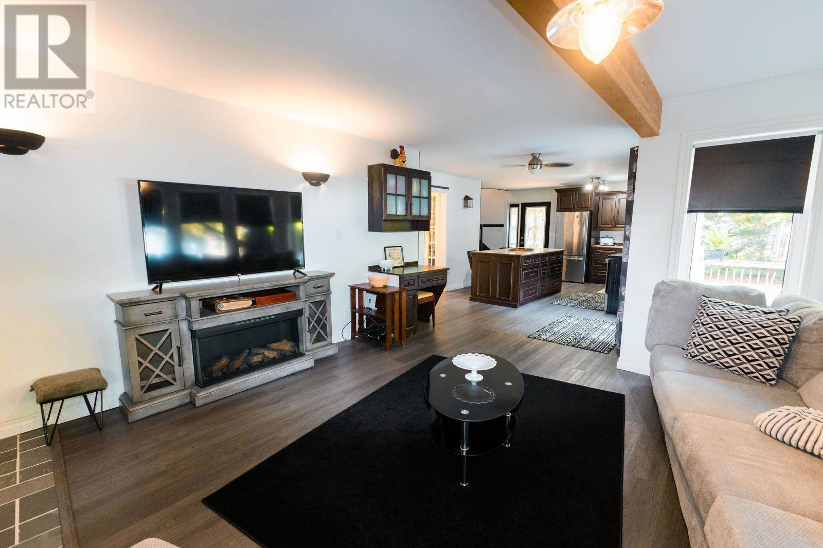 3882 Hamilton Dr, Hilton, ON - Indoor Photo Showing Living Room