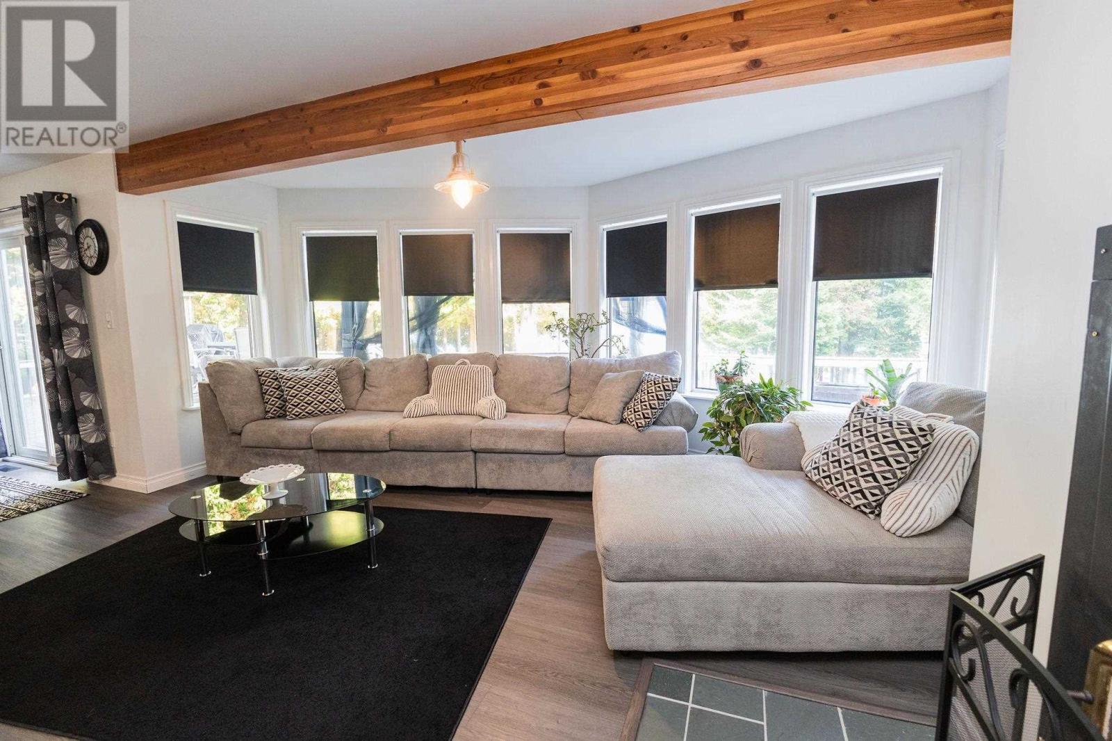 3882 Hamilton Dr, Hilton, ON - Indoor Photo Showing Living Room