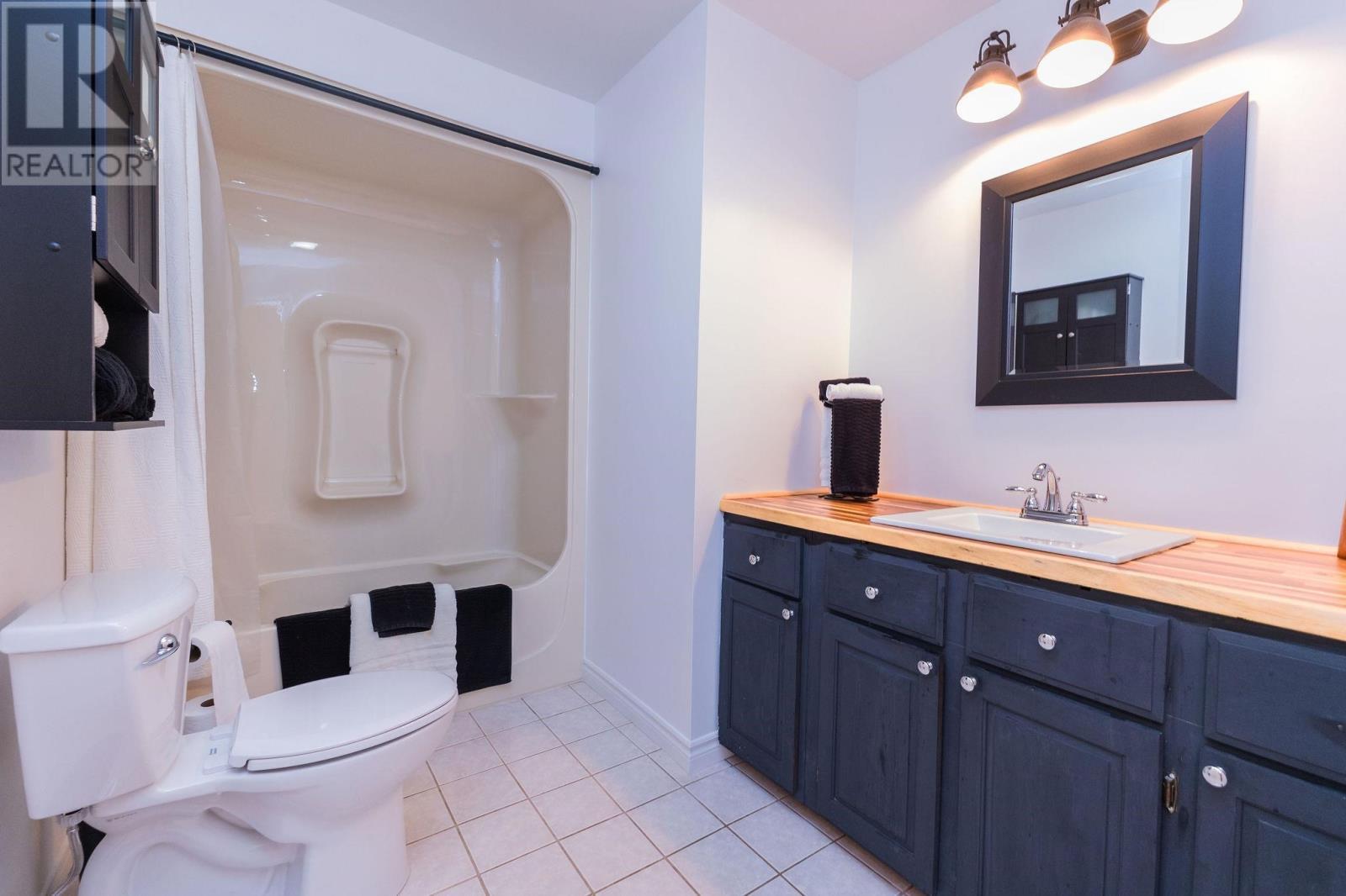 3882 Hamilton Dr, Hilton, ON - Indoor Photo Showing Bathroom