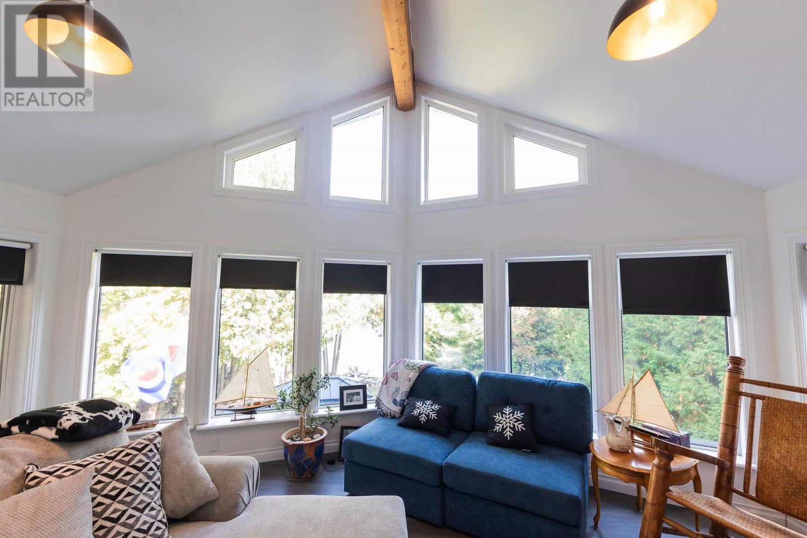 3882 Hamilton Dr, Hilton, ON - Indoor Photo Showing Living Room