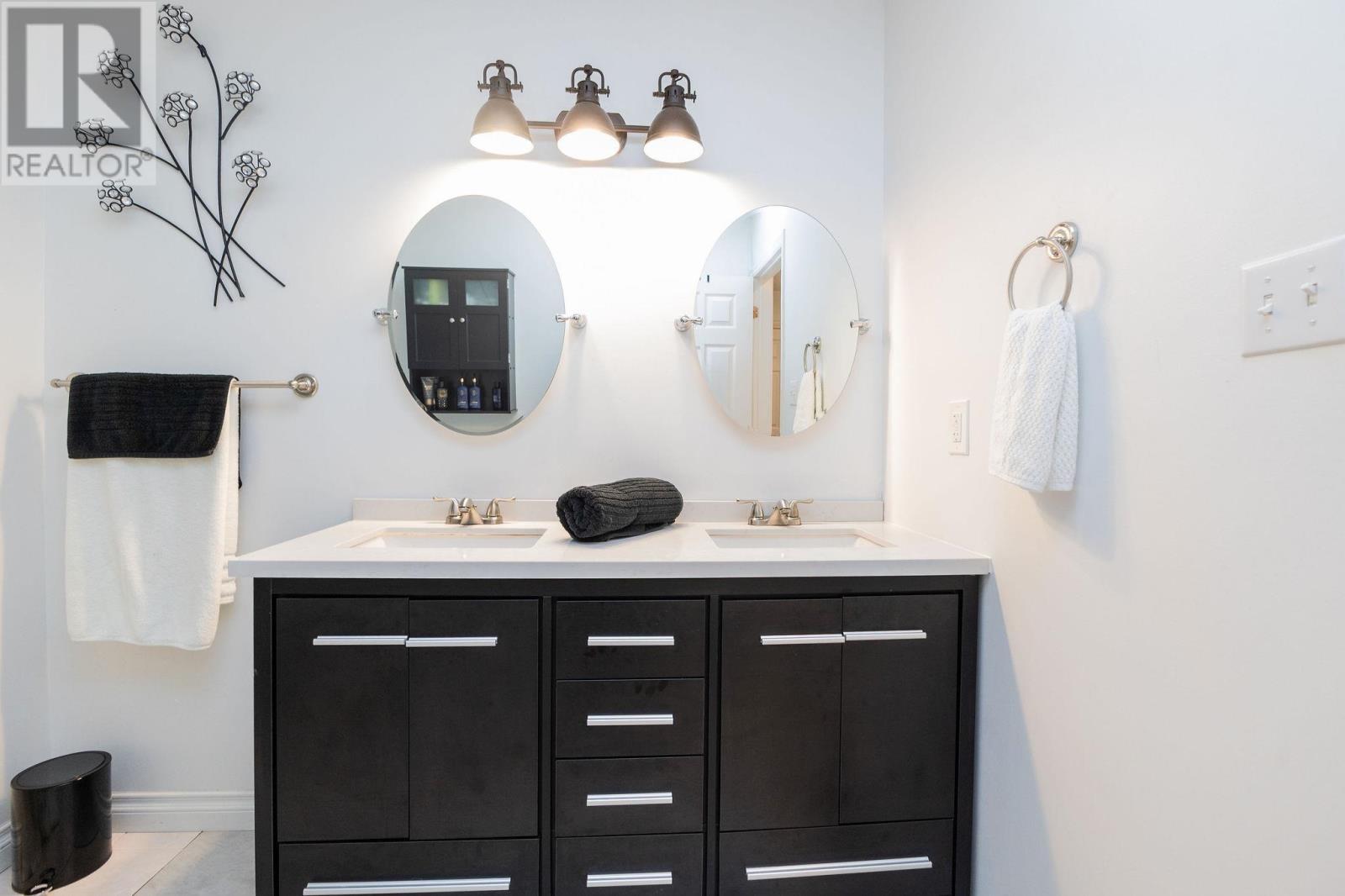 3882 Hamilton Dr, Hilton, ON - Indoor Photo Showing Bathroom