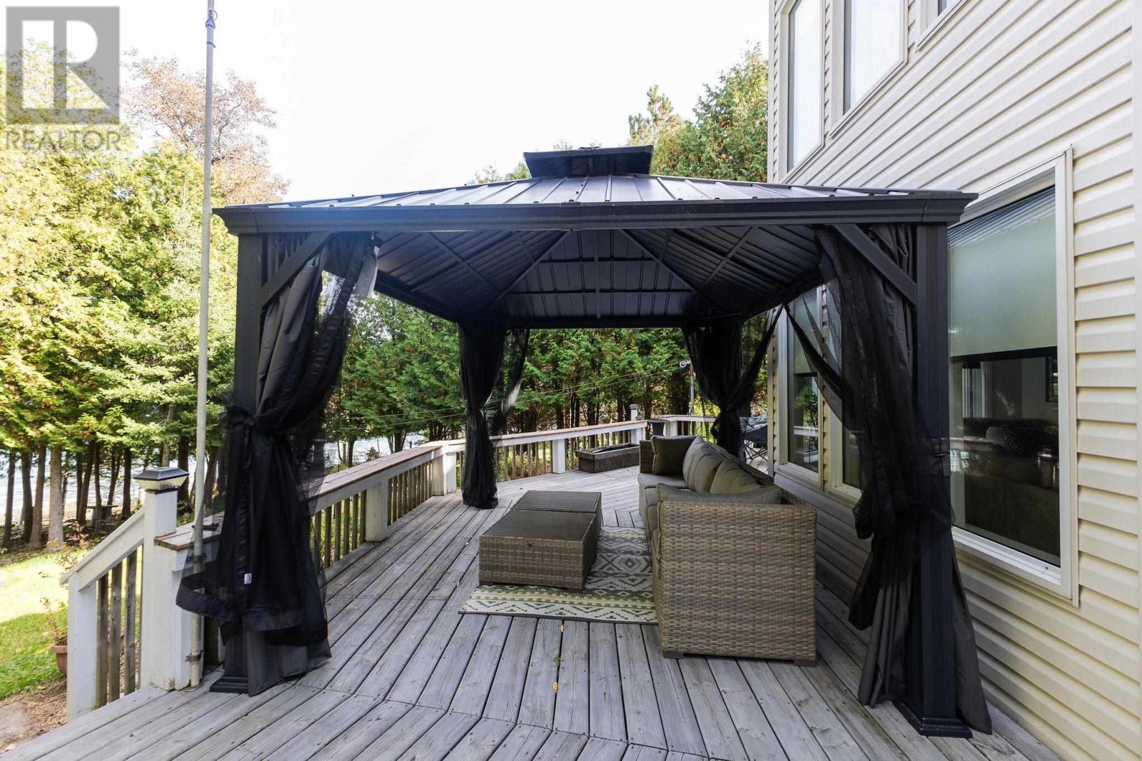 3882 Hamilton Dr, Hilton, ON - Outdoor With Deck Patio Veranda With Exterior