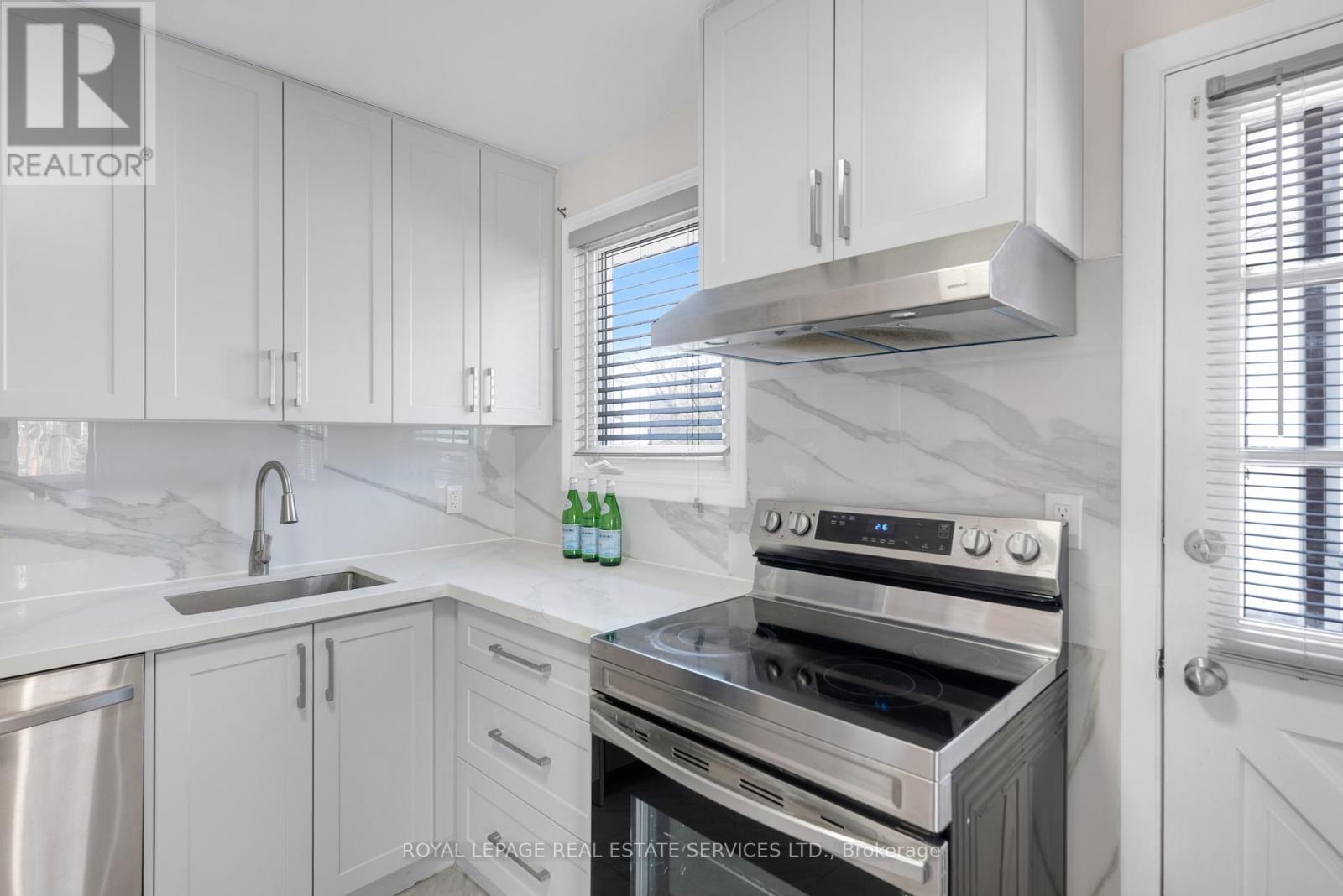 1038 Alexandra Avenue, Mississauga, ON - Indoor Photo Showing Kitchen