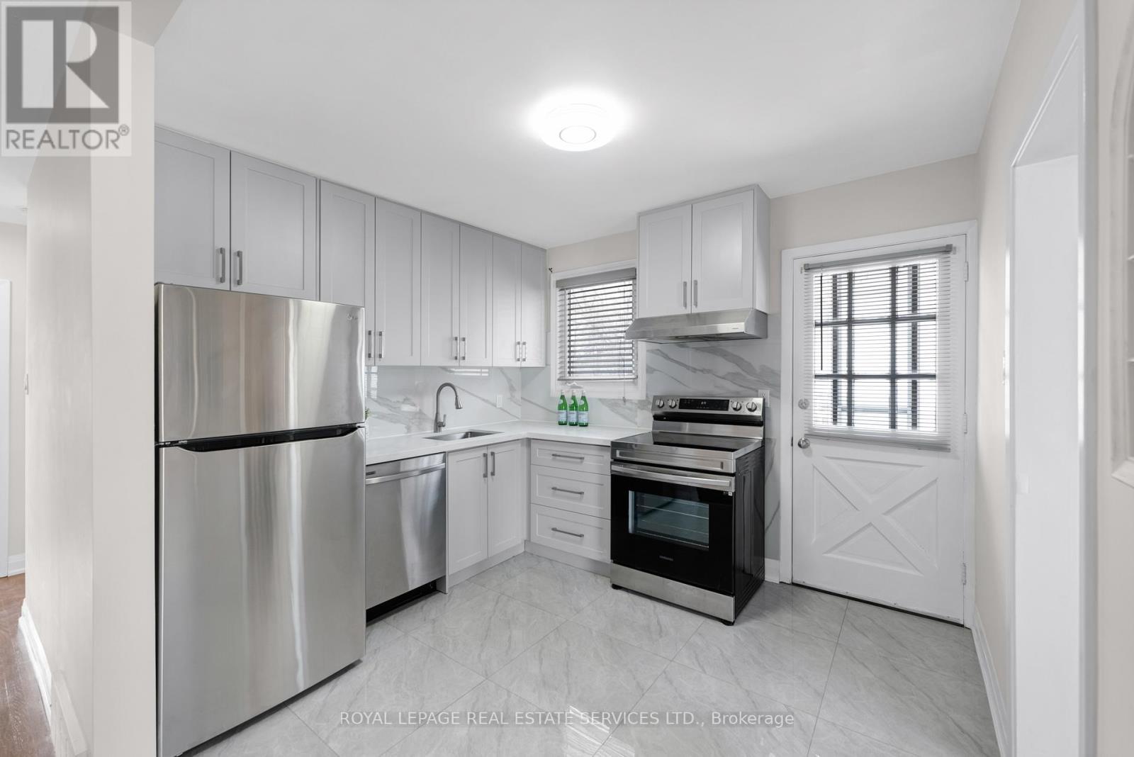 1038 Alexandra Avenue, Mississauga, ON - Indoor Photo Showing Kitchen With Stainless Steel Kitchen