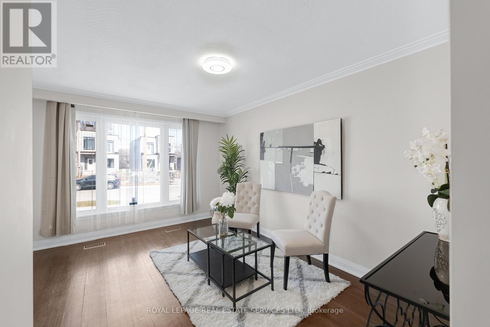 1038 Alexandra Avenue, Mississauga, ON - Indoor Photo Showing Living Room