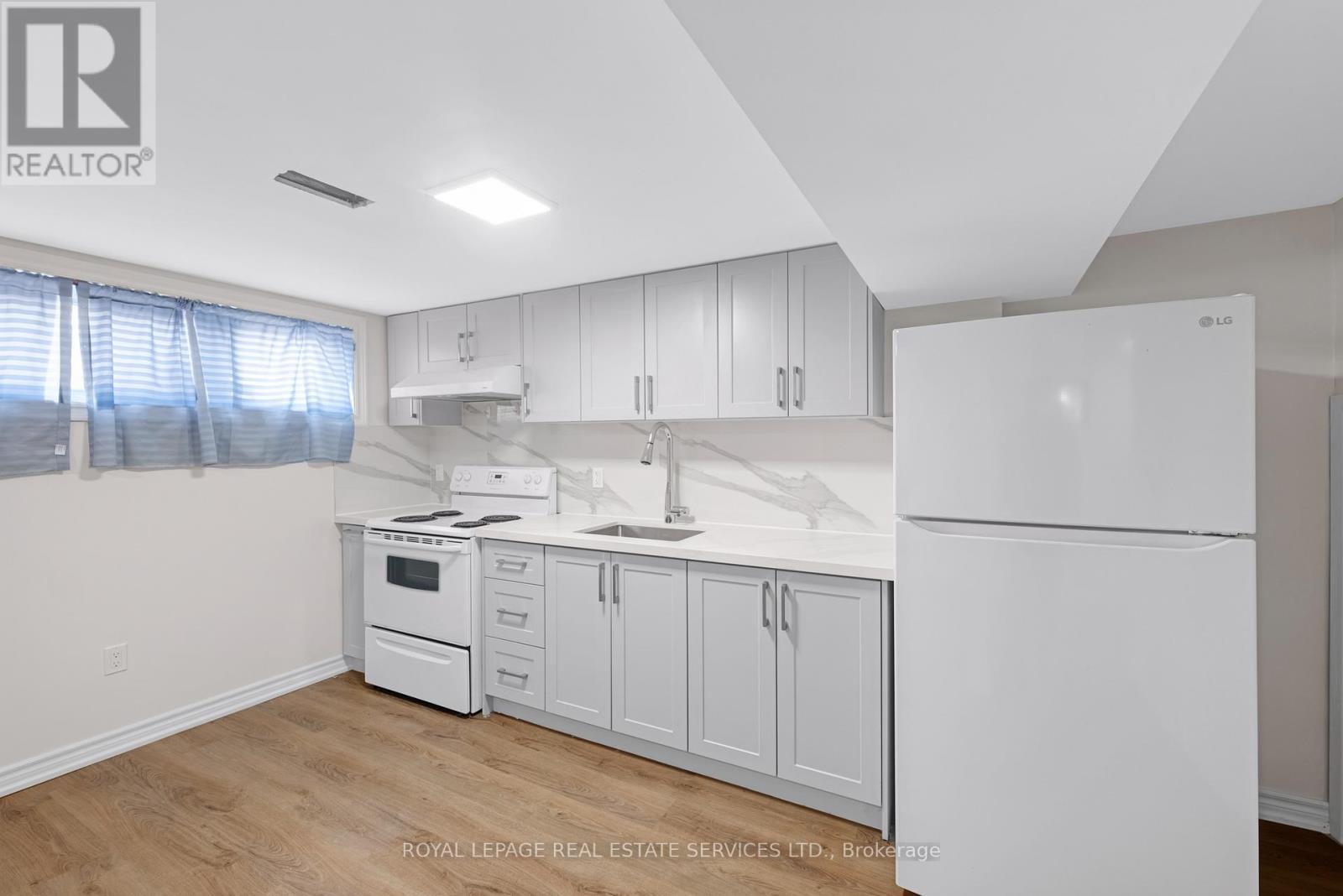 1038 Alexandra Avenue, Mississauga, ON - Indoor Photo Showing Kitchen
