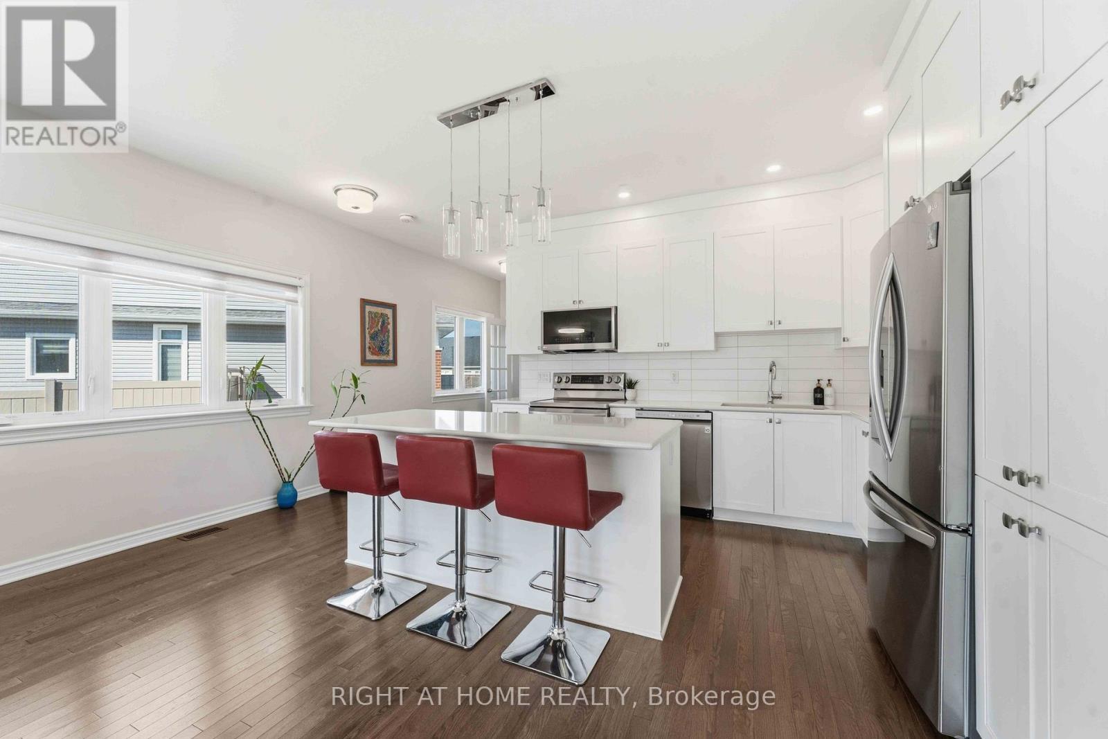 272 Maygrass Way, Ottawa, ON - Indoor Photo Showing Kitchen With Upgraded Kitchen