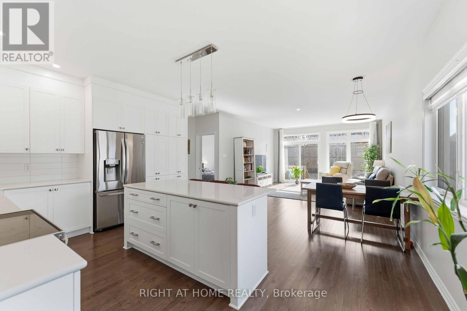 272 Maygrass Way, Ottawa, ON - Indoor Photo Showing Kitchen With Upgraded Kitchen