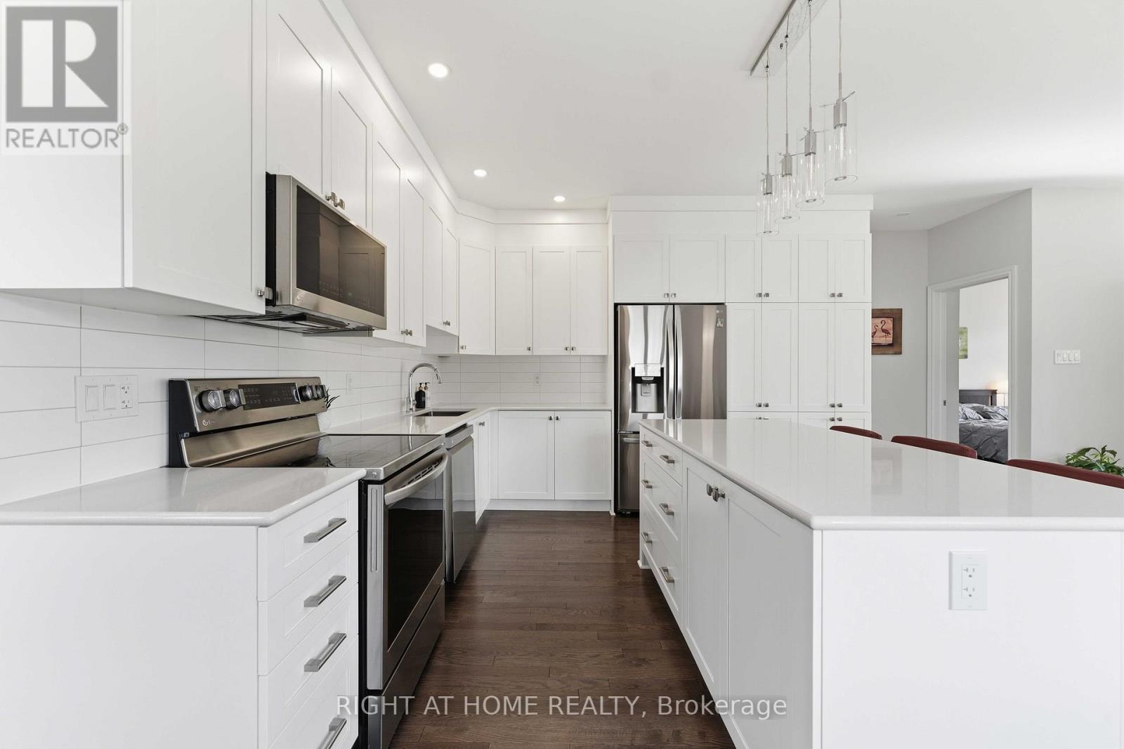 272 Maygrass Way, Ottawa, ON - Indoor Photo Showing Kitchen With Upgraded Kitchen