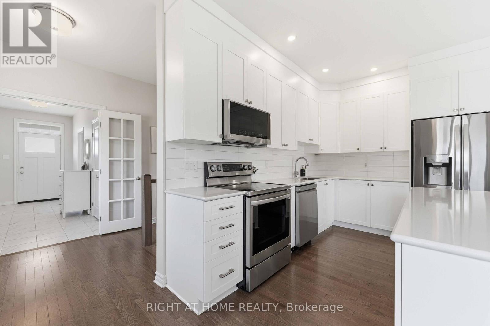 272 Maygrass Way, Ottawa, ON - Indoor Photo Showing Kitchen With Upgraded Kitchen