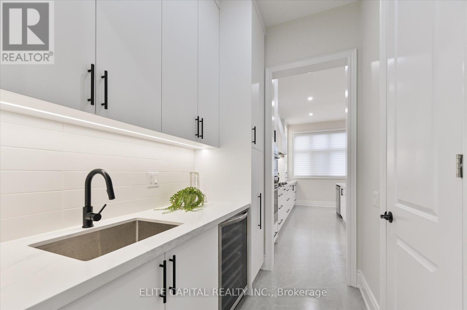 33 Straw Cutter Gate, Vaughan, ON - Indoor Photo Showing Kitchen